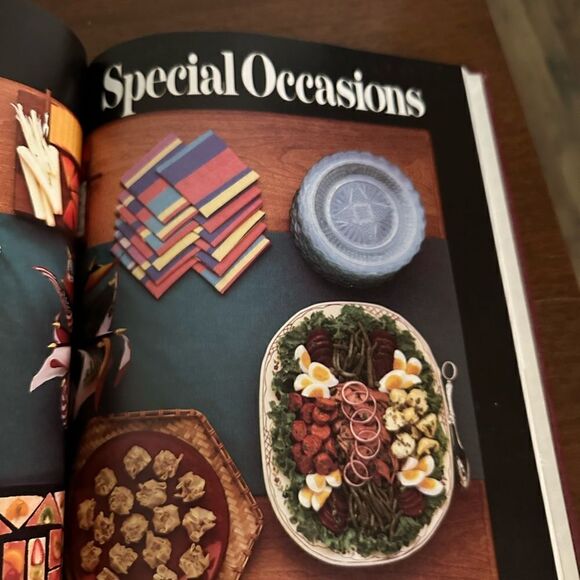 Vintage Betty Crocker's Buffets Cookbook 1984 - Picture 5 of 12